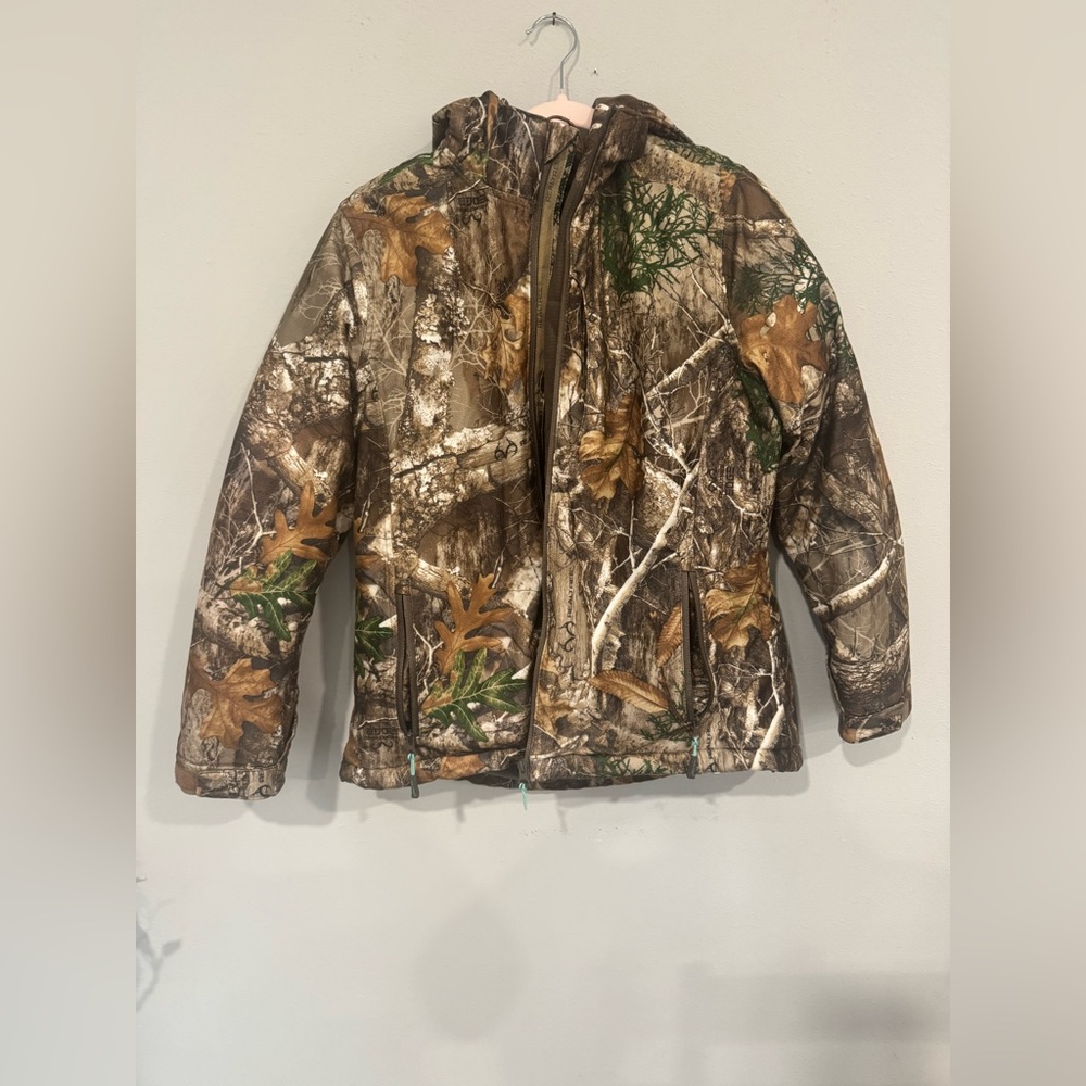 Women’s EUC realtree jacket. Smoke free/pet free home. Tiffany blue details.